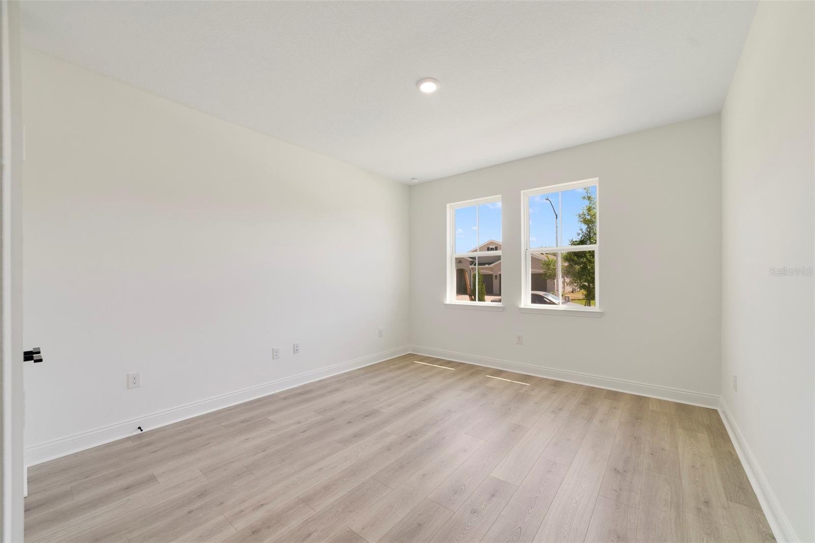 Listing photo id 3 for 5260 Sparrow Tree Point