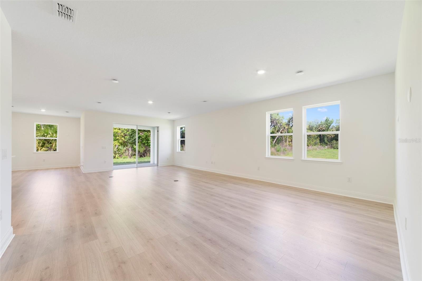 Listing photo id 7 for 5260 Sparrow Tree Point