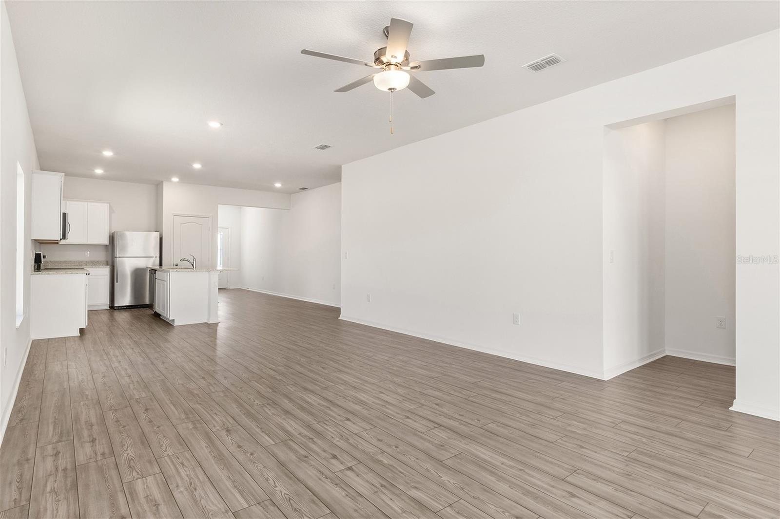 Listing photo id 9 for 1633 Nantucket Way