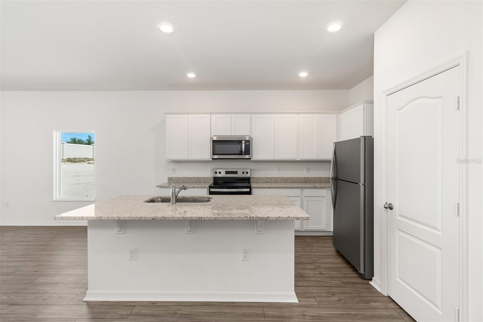 Listing photo id 3 for 1633 Nantucket Way