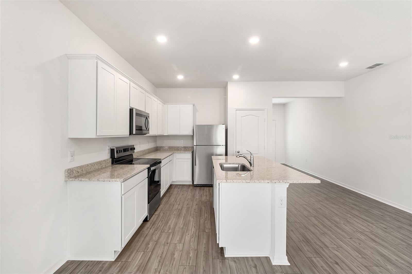 Listing photo id 5 for 1633 Nantucket Way