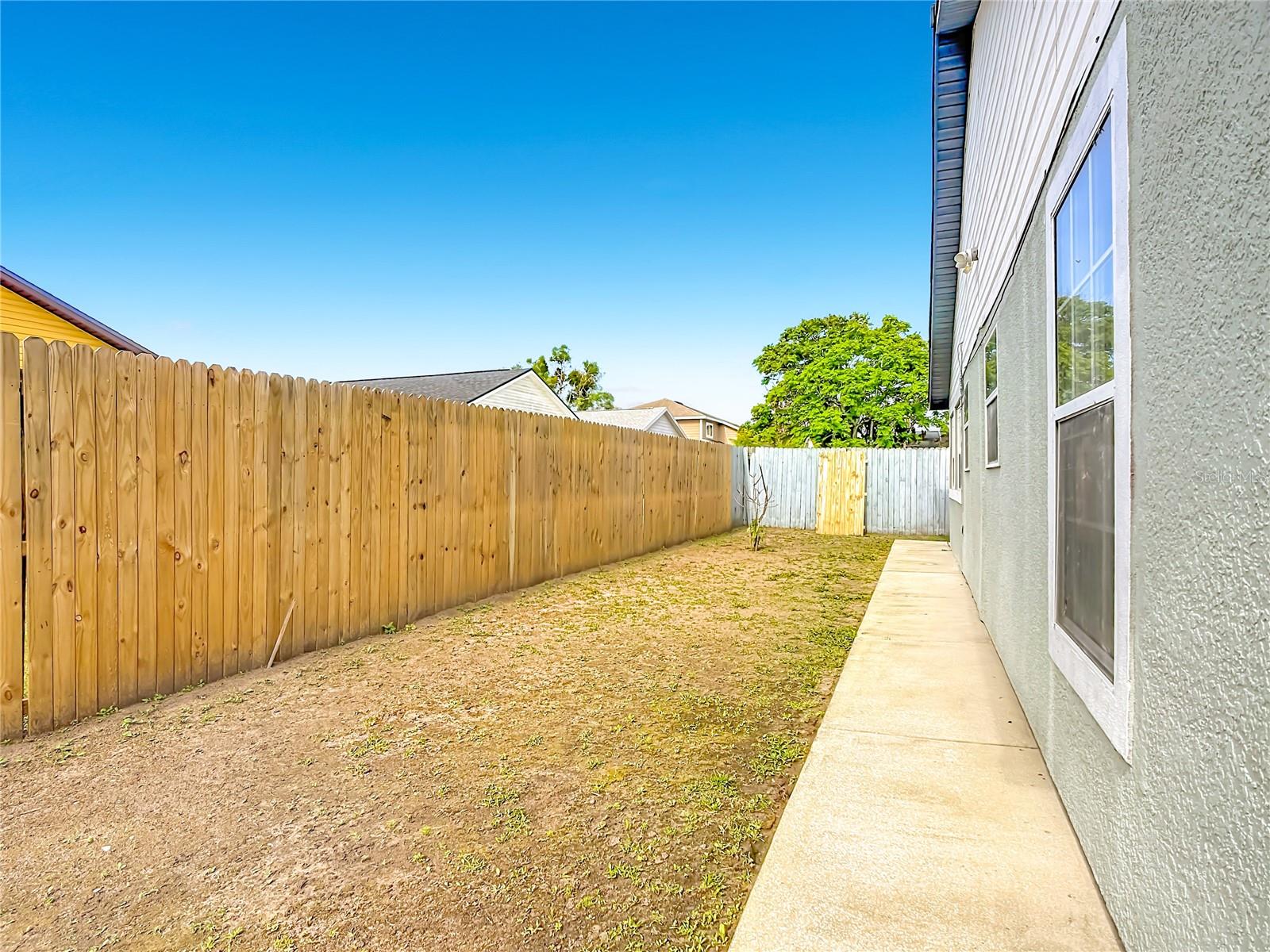 Image 32 of 39 For 206 Hollywood Court N