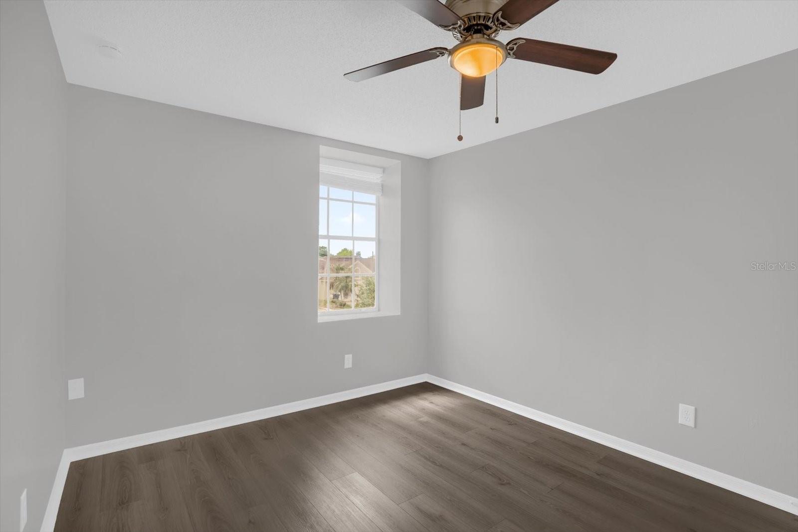 Image 20 of 27 For 595 Queensbridge Drive