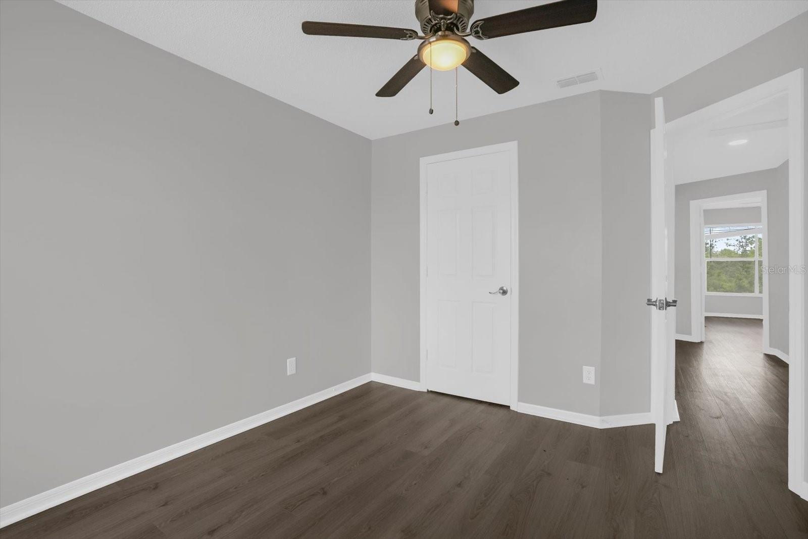 Image 21 of 27 For 595 Queensbridge Drive