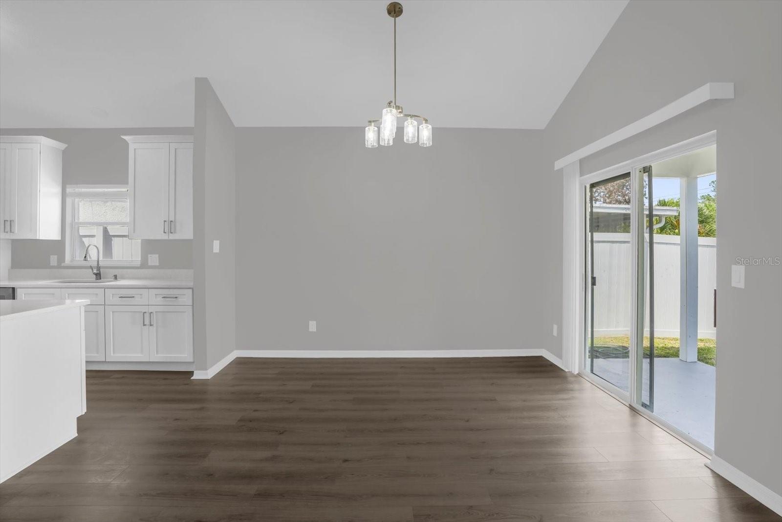 Image 6 of 27 For 595 Queensbridge Drive