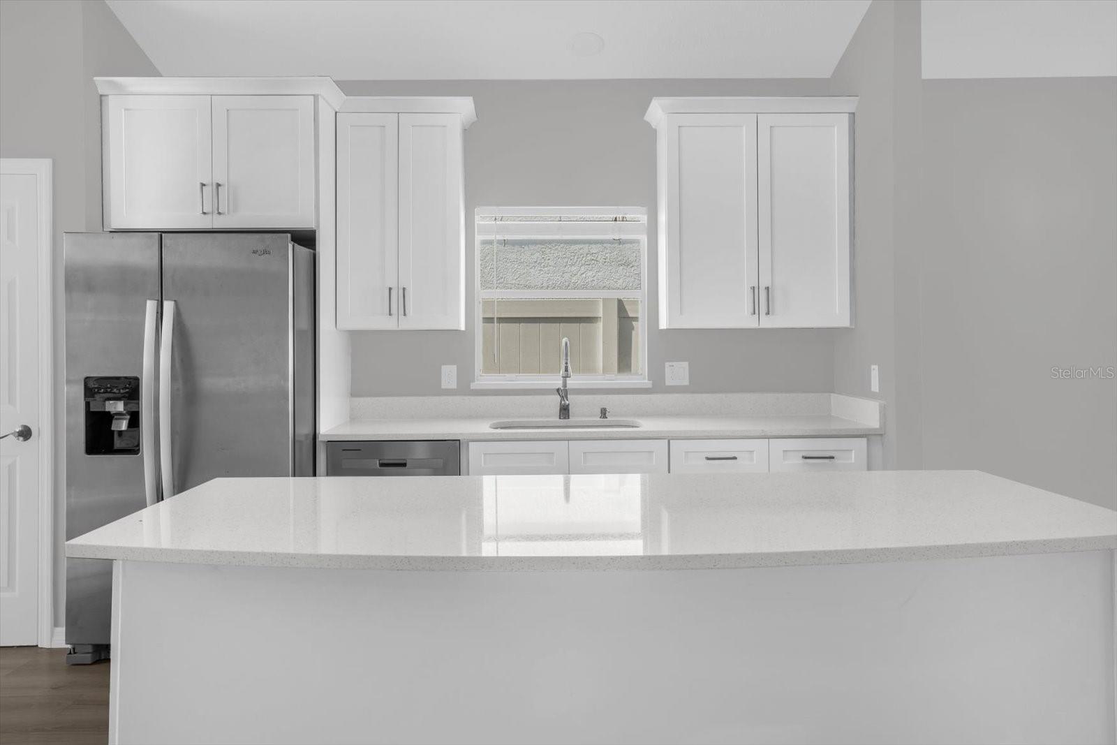 Image 7 of 27 For 595 Queensbridge Drive