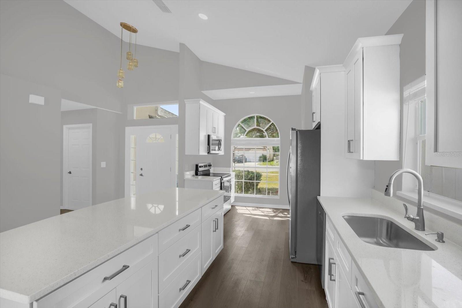 Image 8 of 27 For 595 Queensbridge Drive