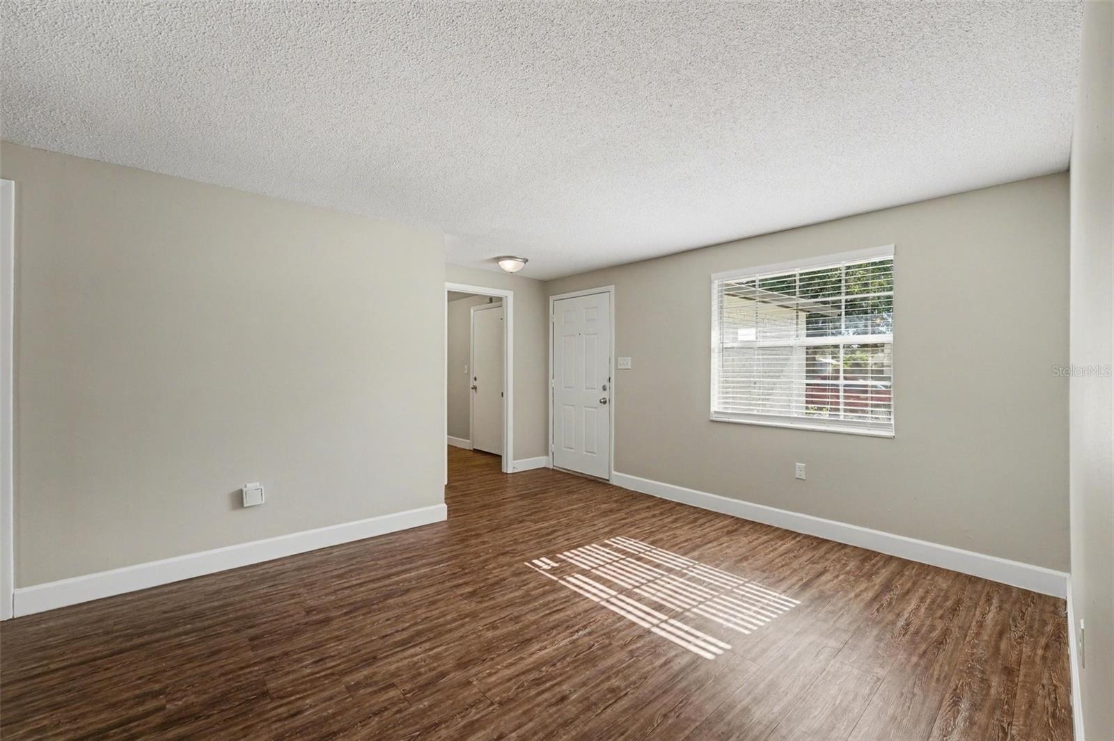 Image 5 of 25 For 1615 Seneca Avenue