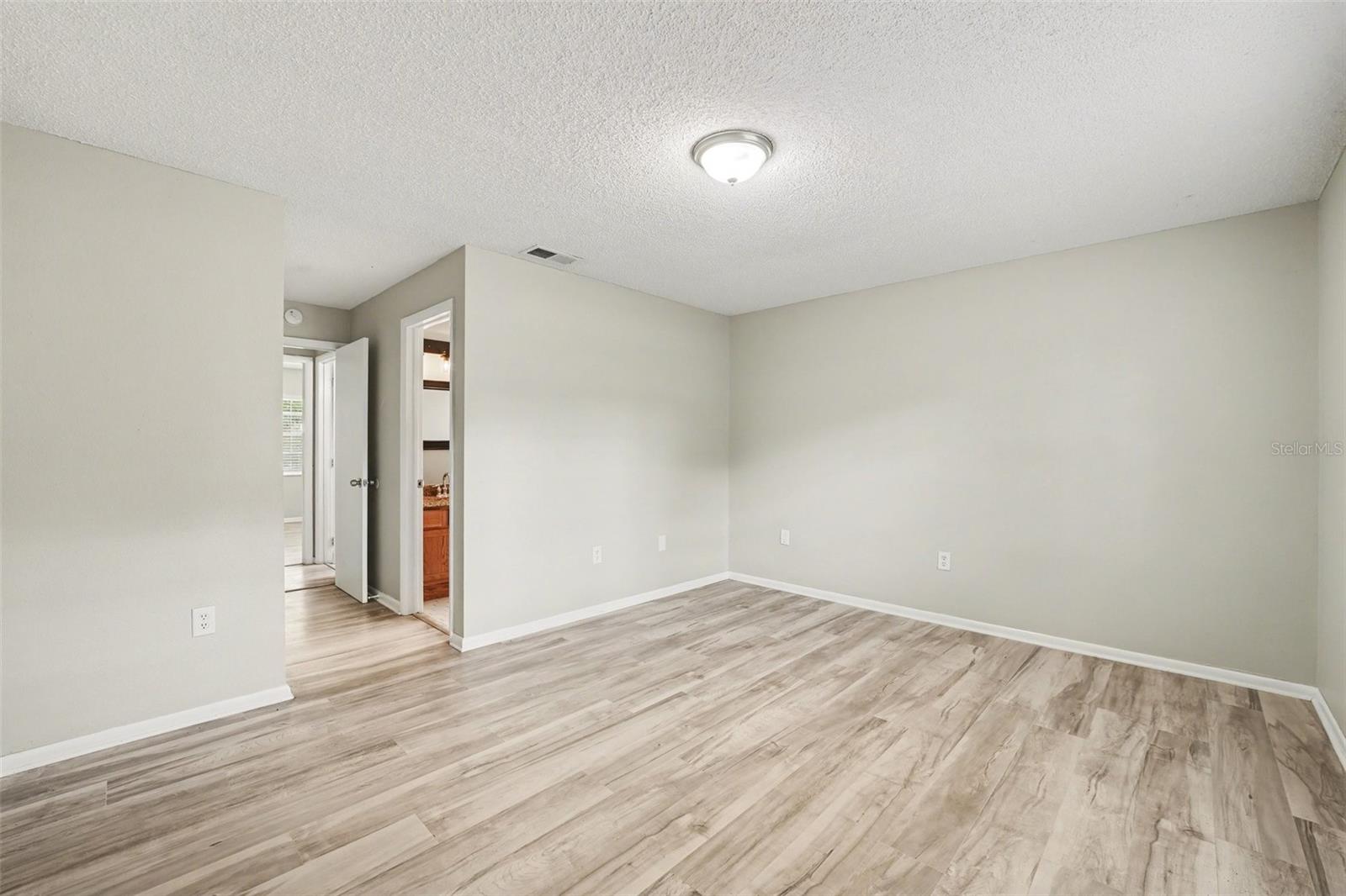 Listing photo id 12 for 1234 Fairfax N