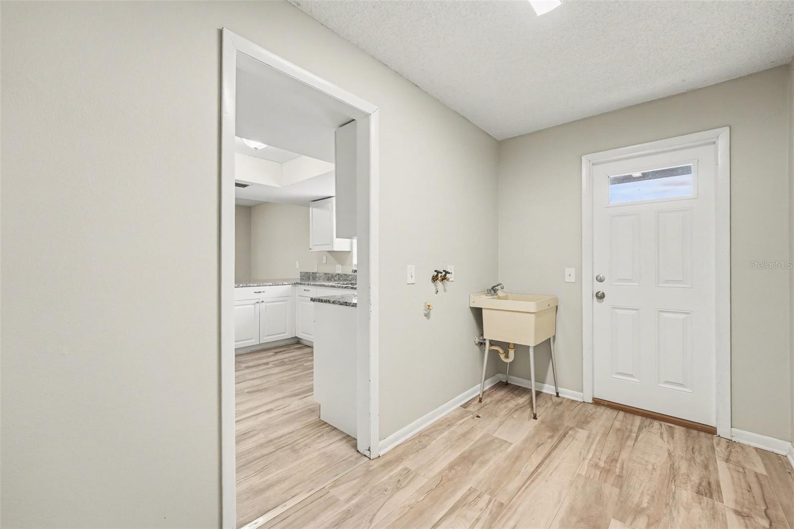 Listing photo id 6 for 1234 Fairfax N