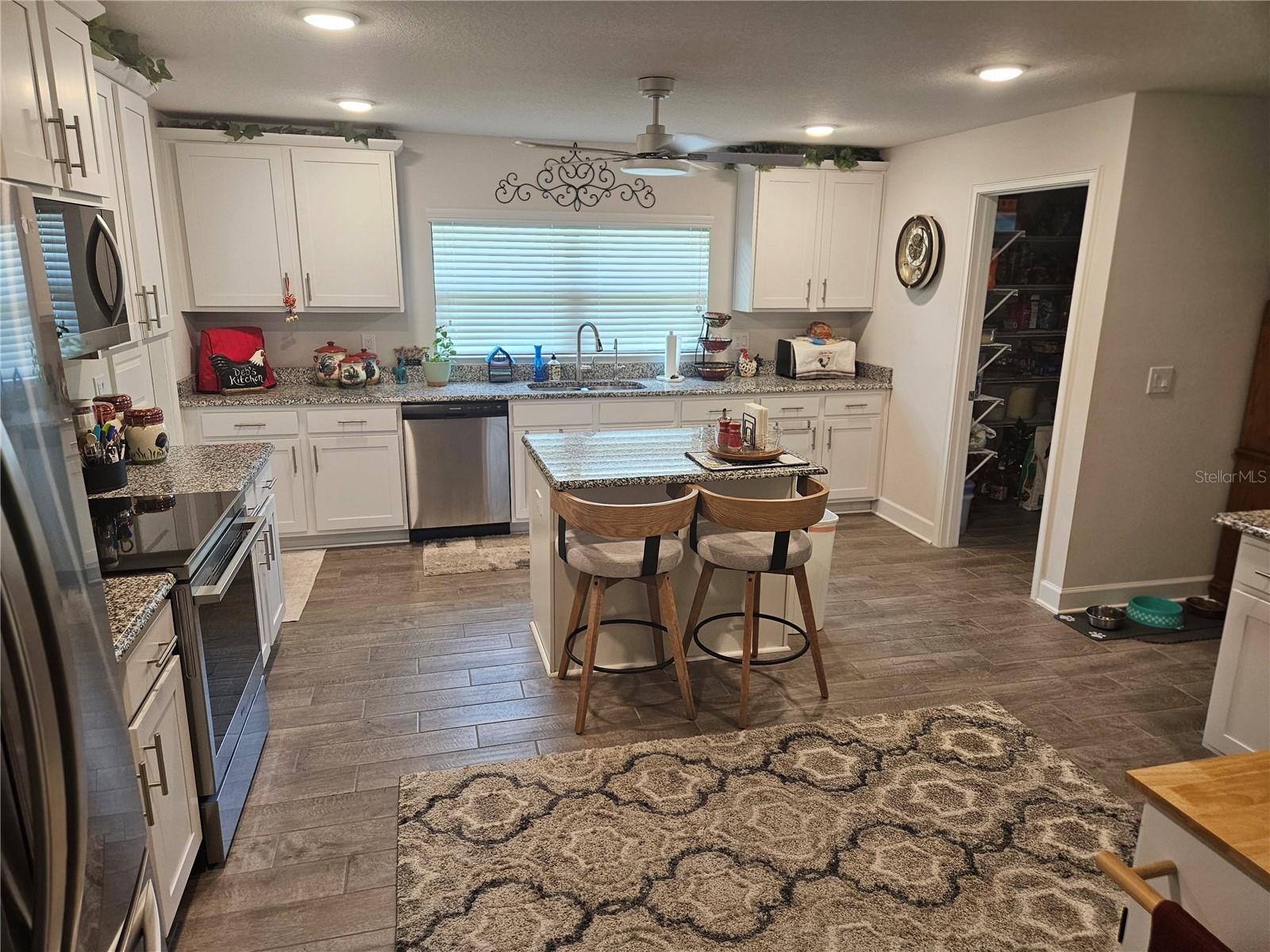 Listing photo id 7 for 4222 Juliana Lake Drive