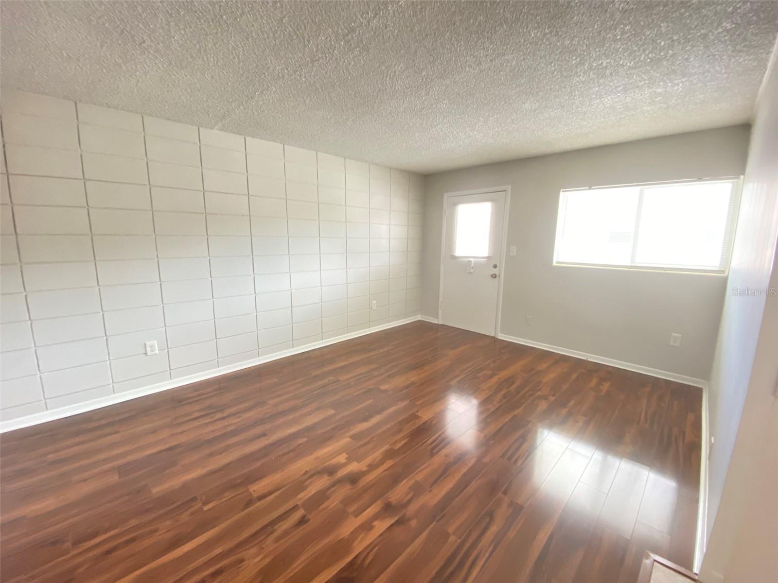 Image 3 of 19 For 320 Lakeview Street 207