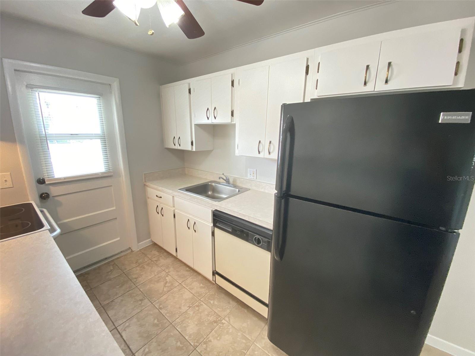 Image 5 of 19 For 320 Lakeview Street 207