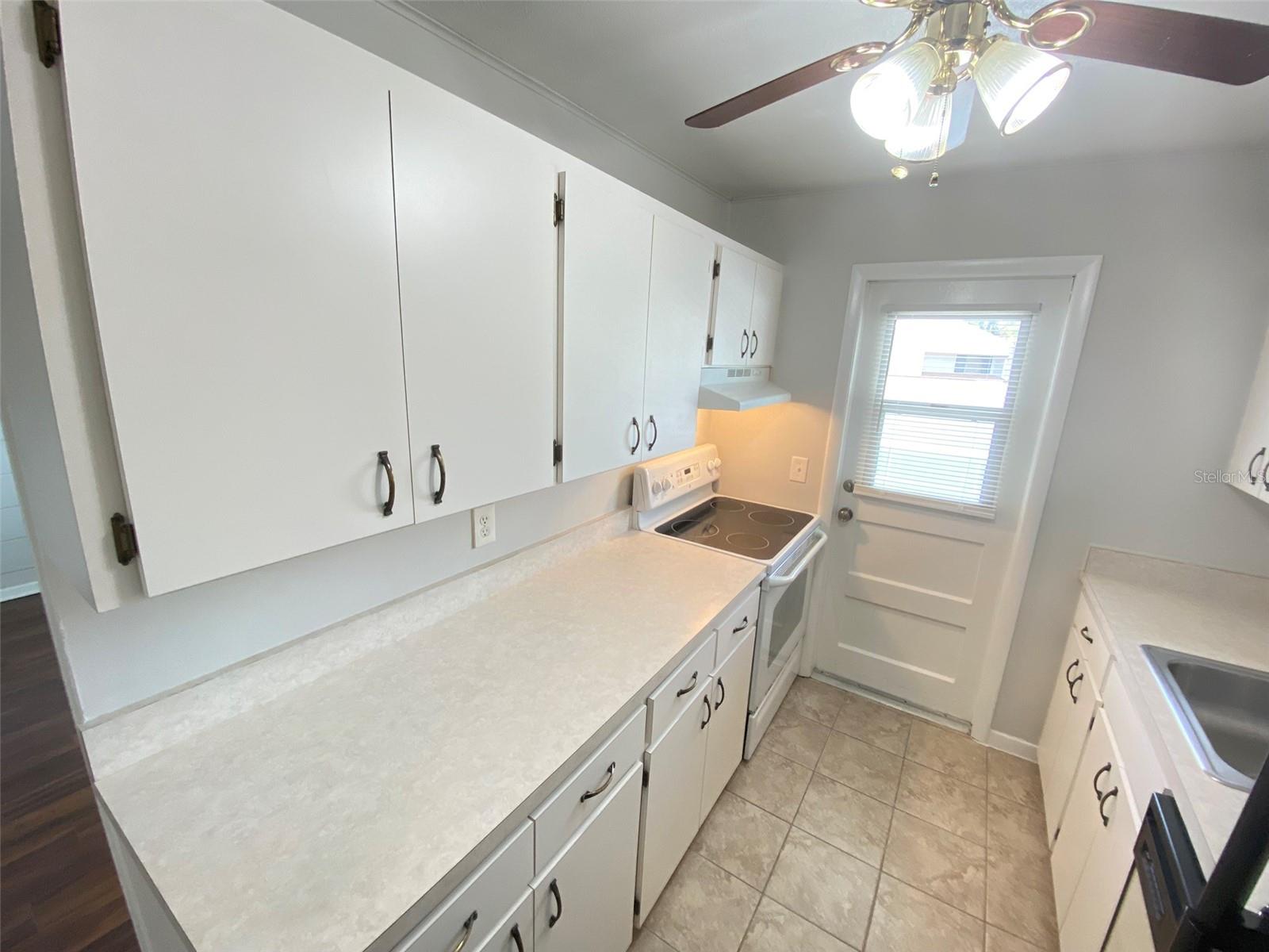Image 6 of 19 For 320 Lakeview Street 207