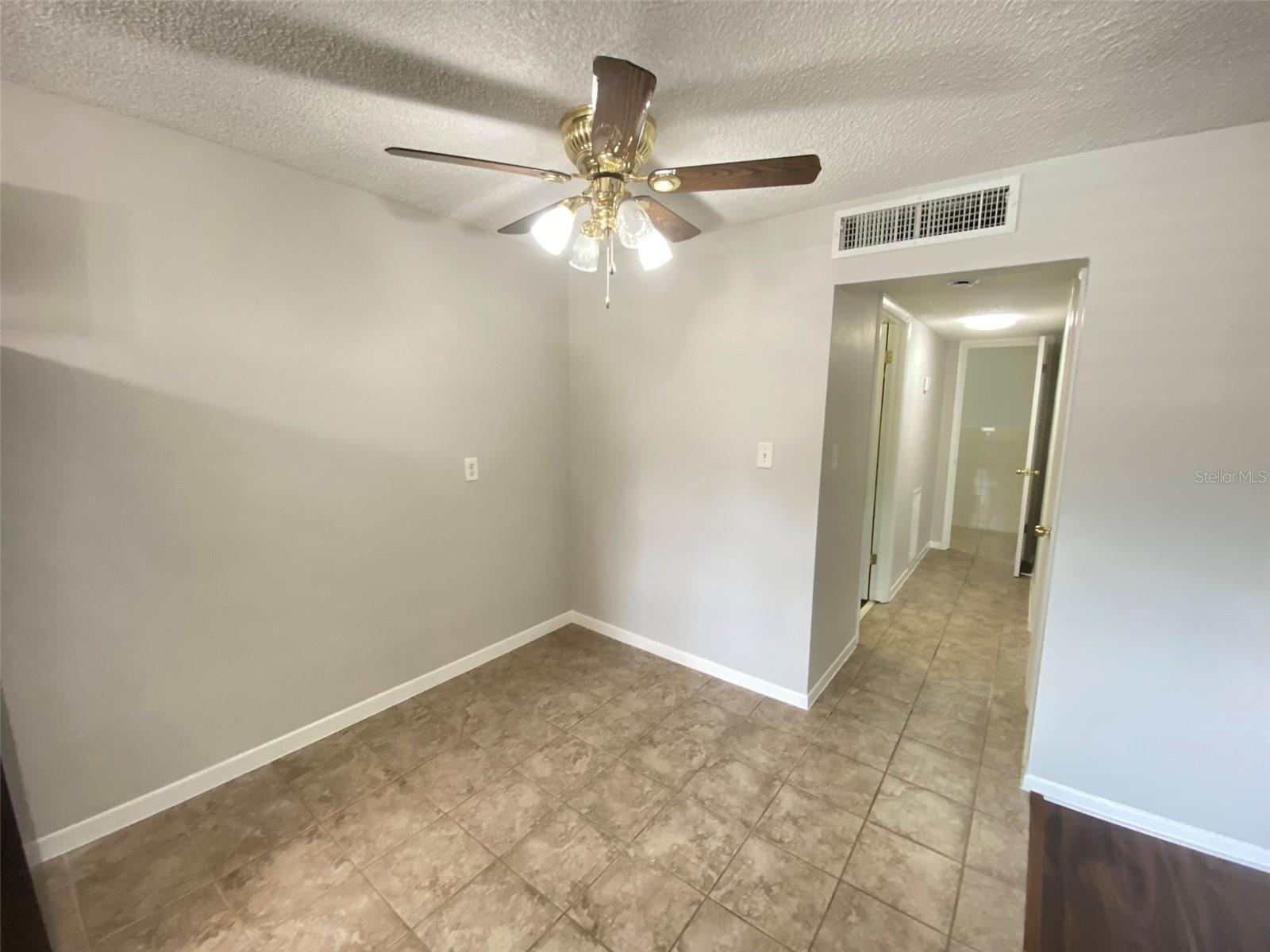 Image 7 of 19 For 320 Lakeview Street 207