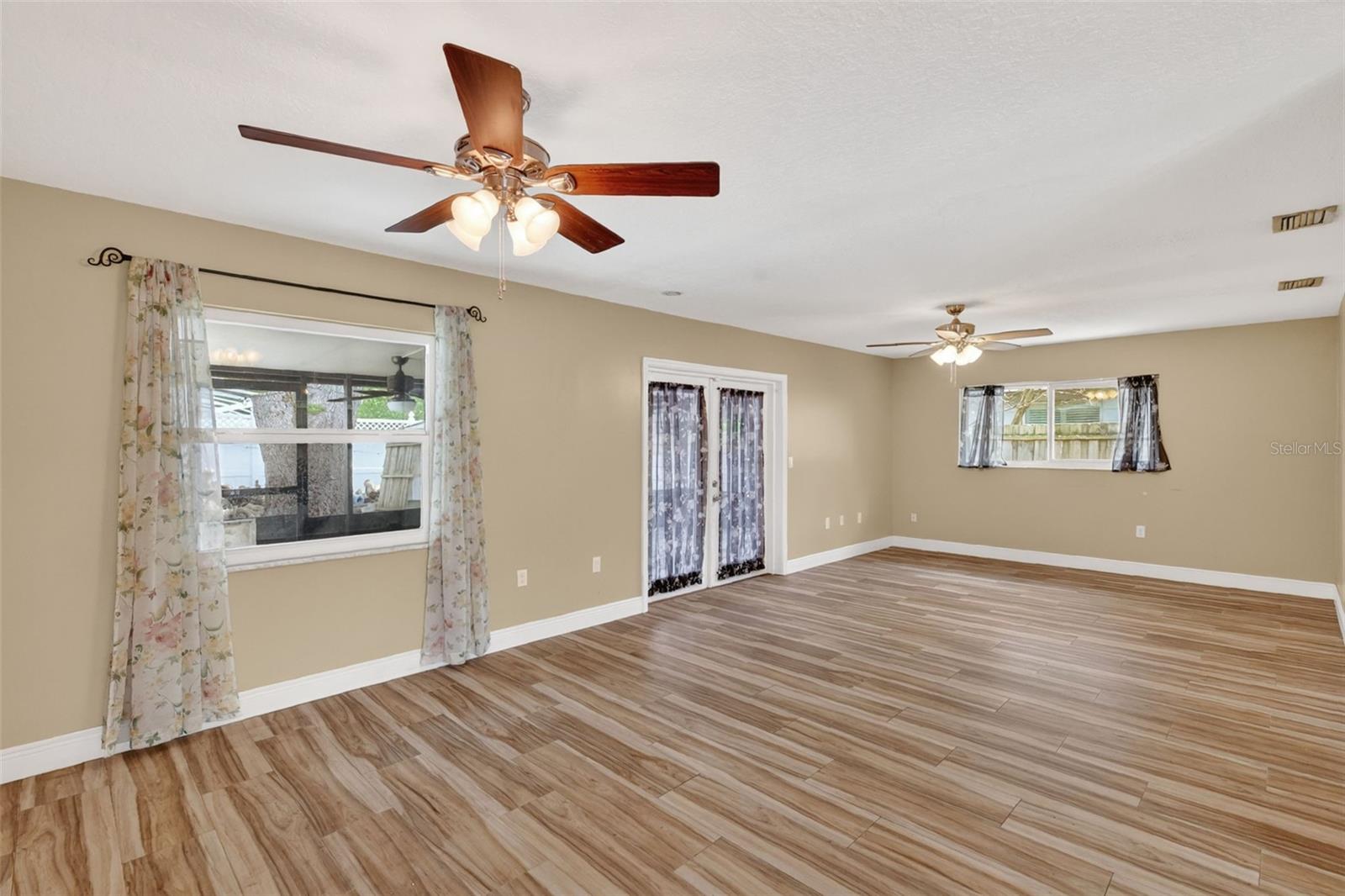 Listing photo id 14 for 3217 Lake Anderson Avenue
