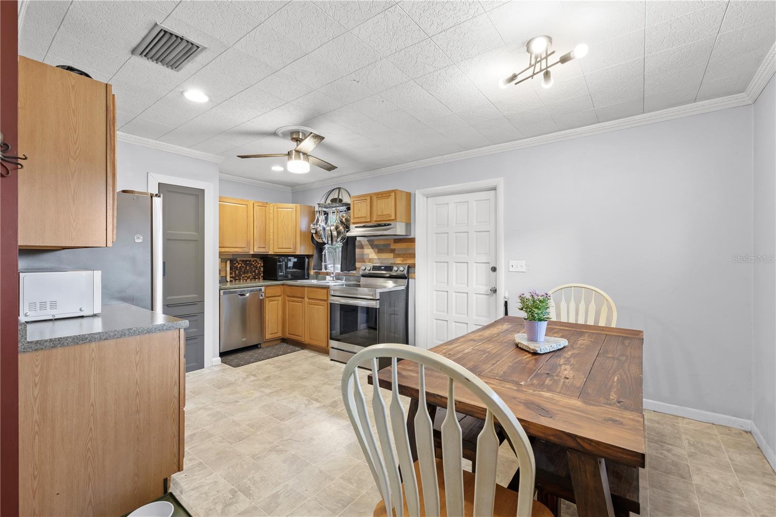 Listing photo id 10 for 3010 Touraine Avenue