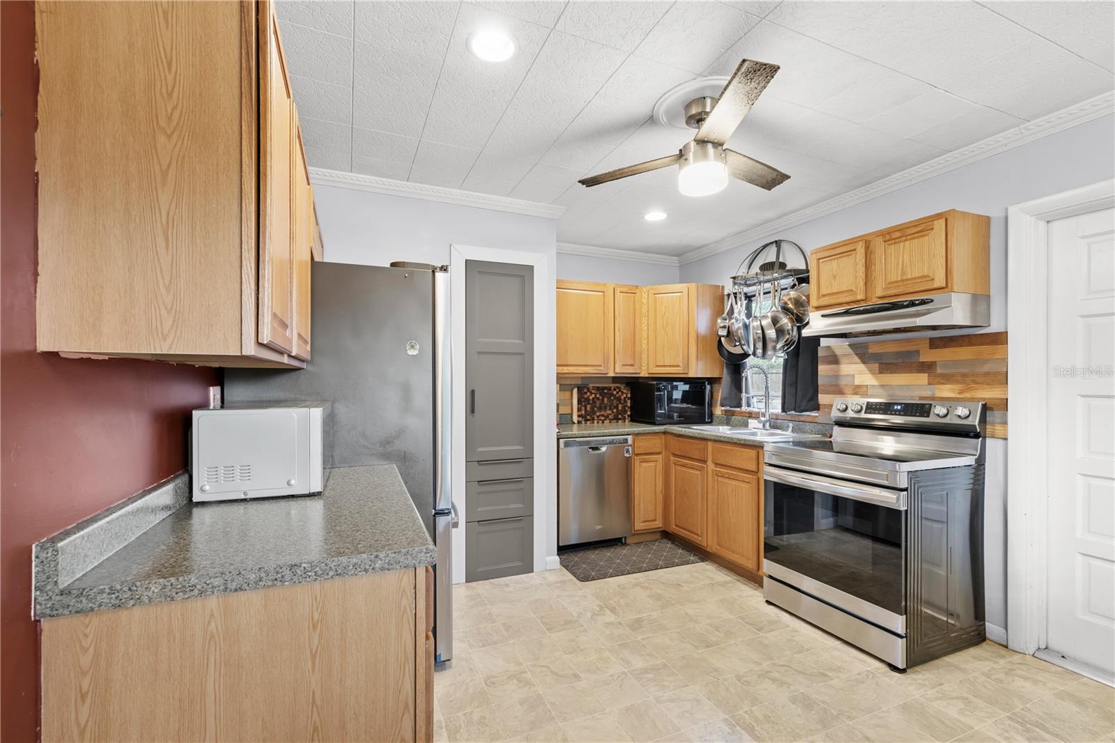 Listing photo id 11 for 3010 Touraine Avenue