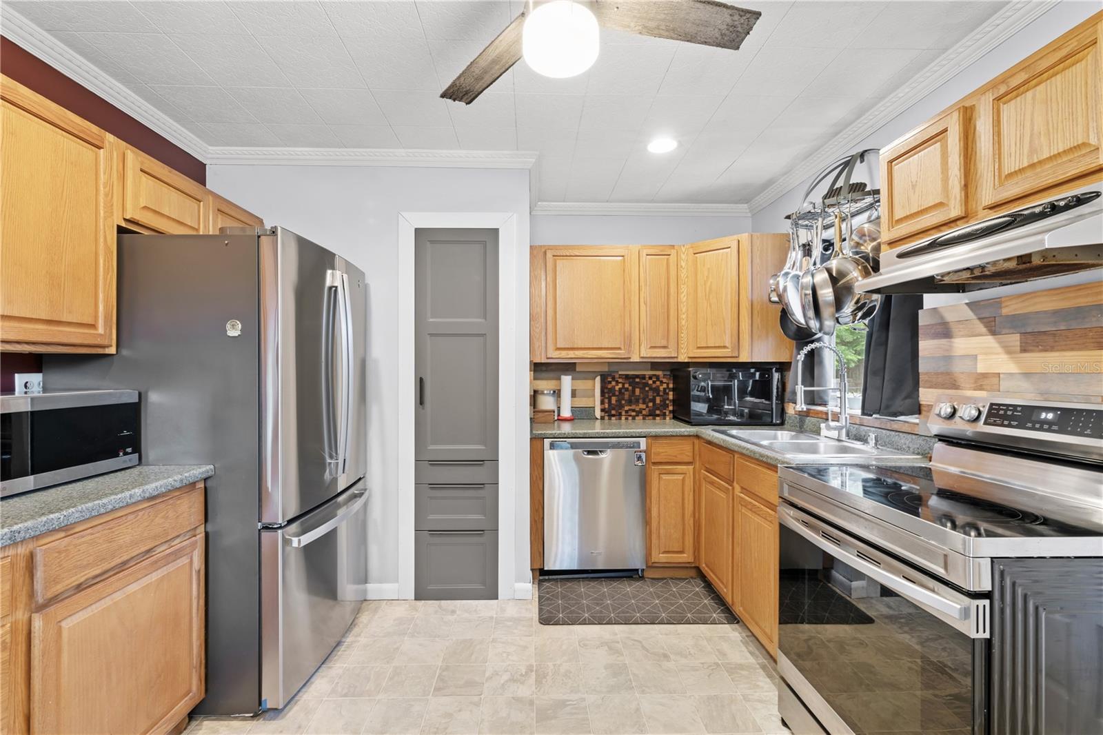 Listing photo id 12 for 3010 Touraine Avenue