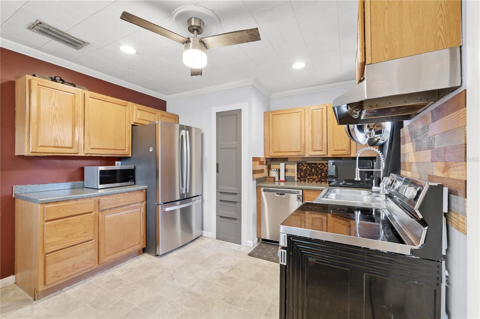 Listing photo id 13 for 3010 Touraine Avenue