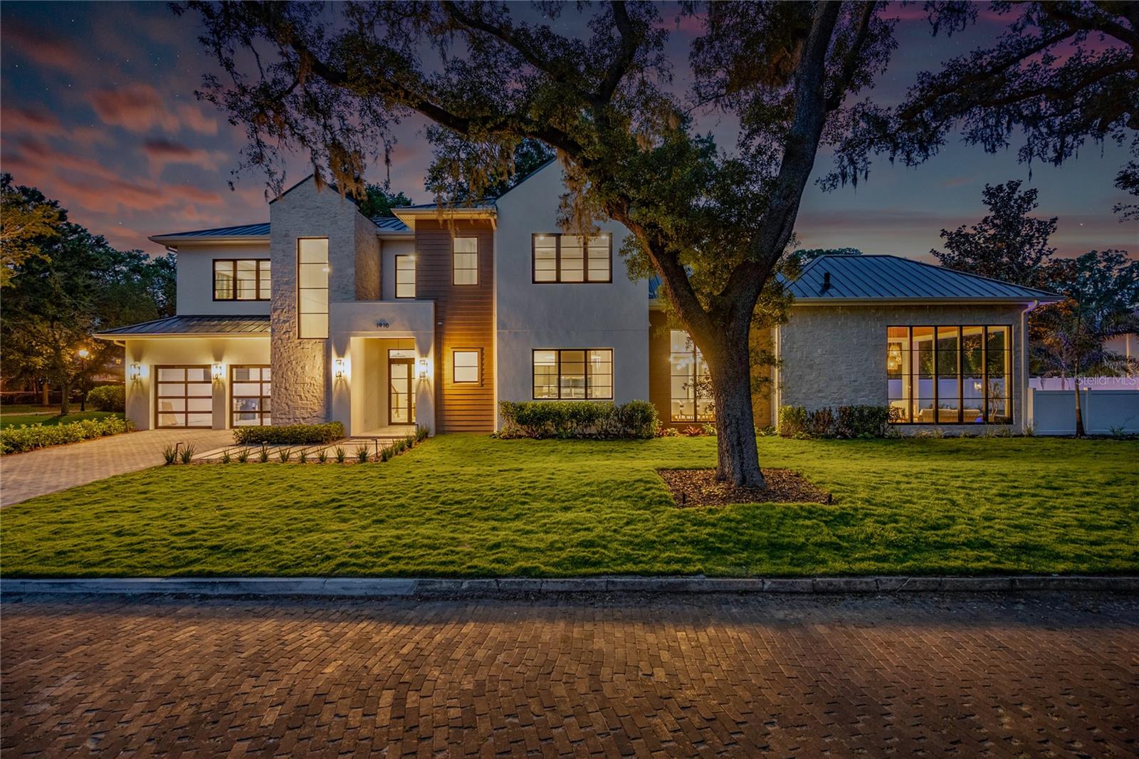 Listing photo id 0 for 1910 Glencoe Road