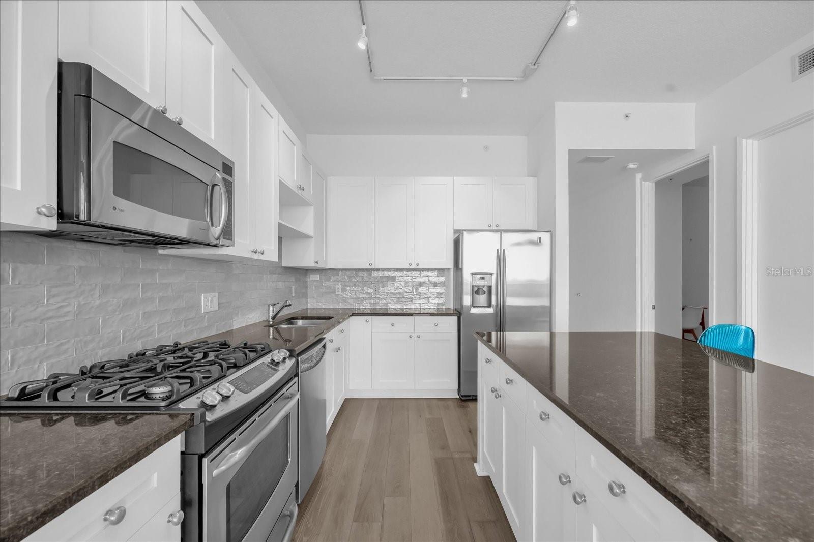 Image 4 of 30 For 150 Robinson Street 23b-7