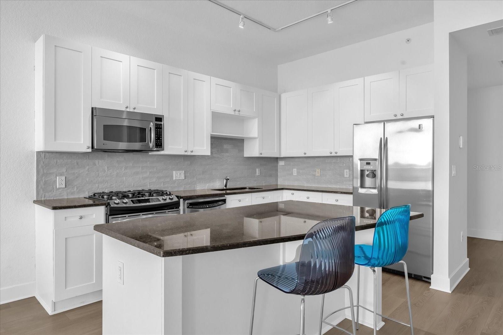 Image 5 of 30 For 150 Robinson Street 23b-7