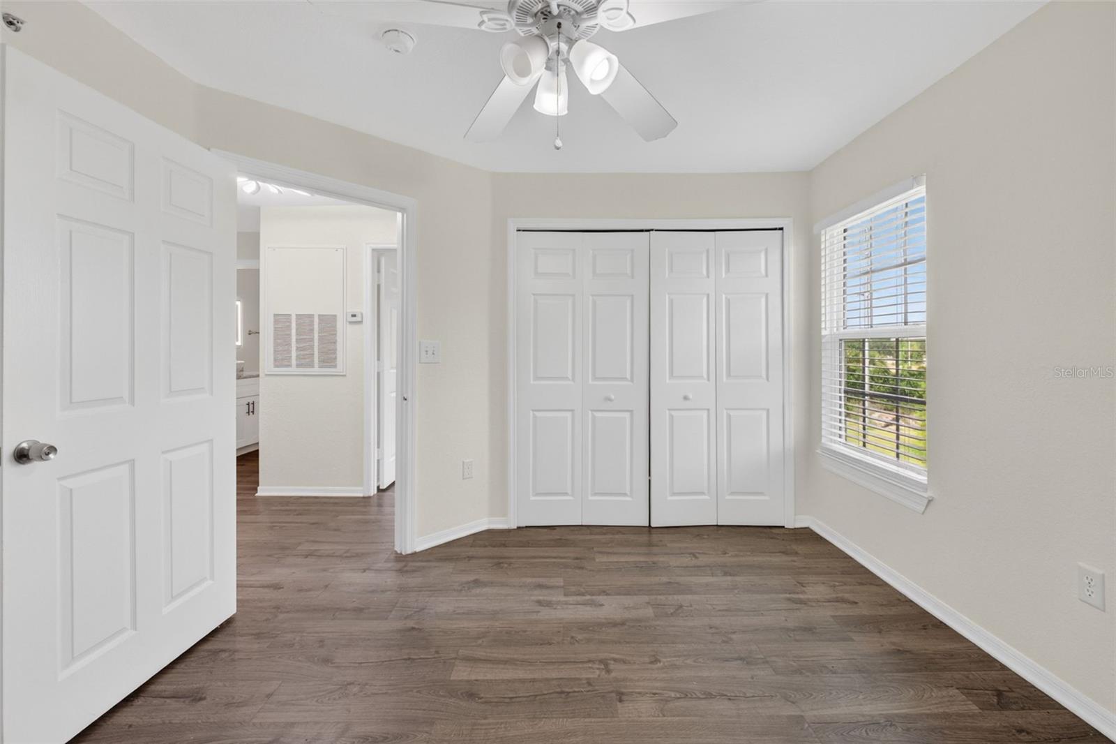 Image 25 of 42 For 5467 Vineland Road 6308