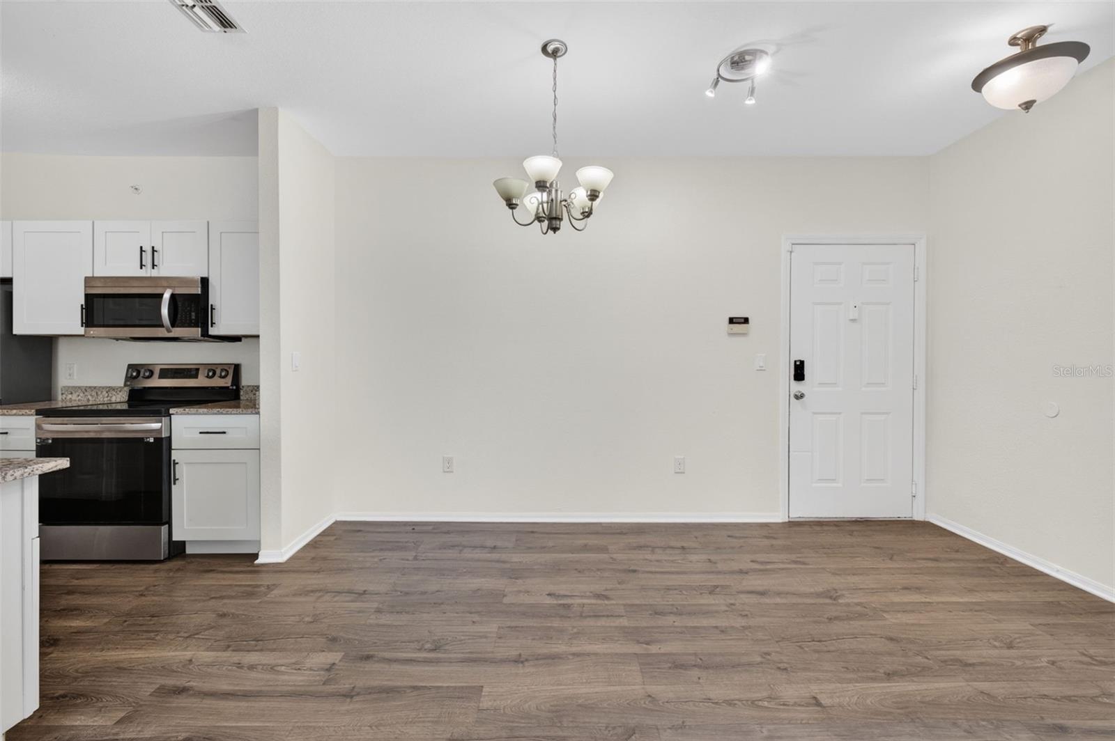 Image 4 of 42 For 5467 Vineland Road 6308