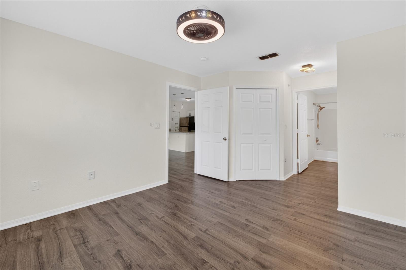 Image 20 of 36 For 5467 Vineland Road 6308