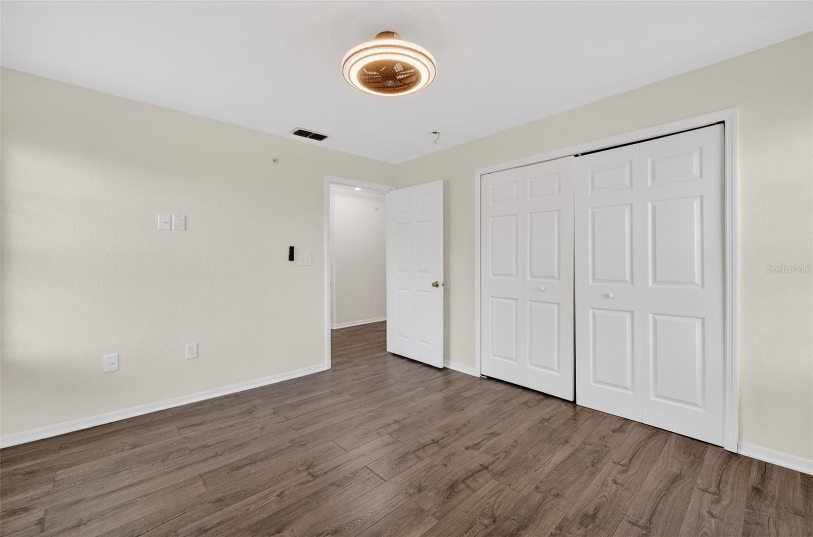 Image 25 of 36 For 5467 Vineland Road 6308