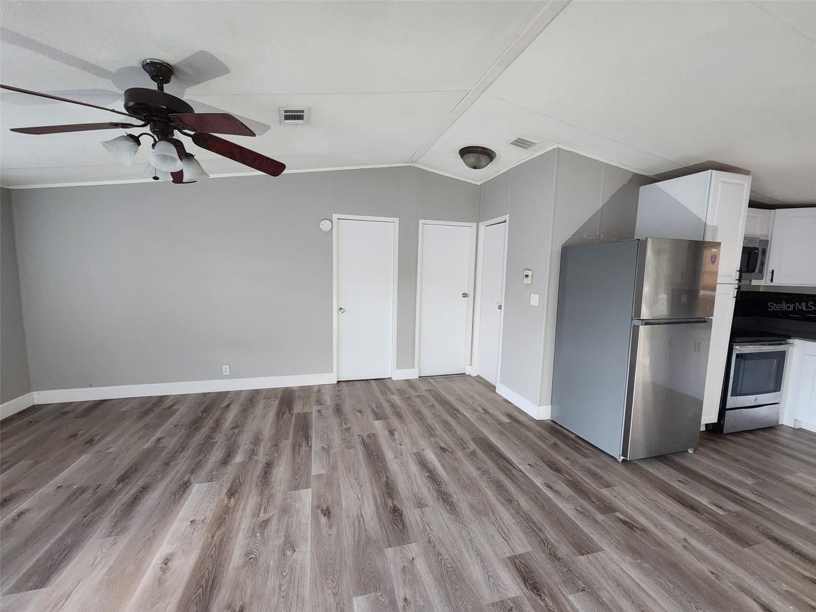 Listing photo id 1 for 9514 11th Avenue