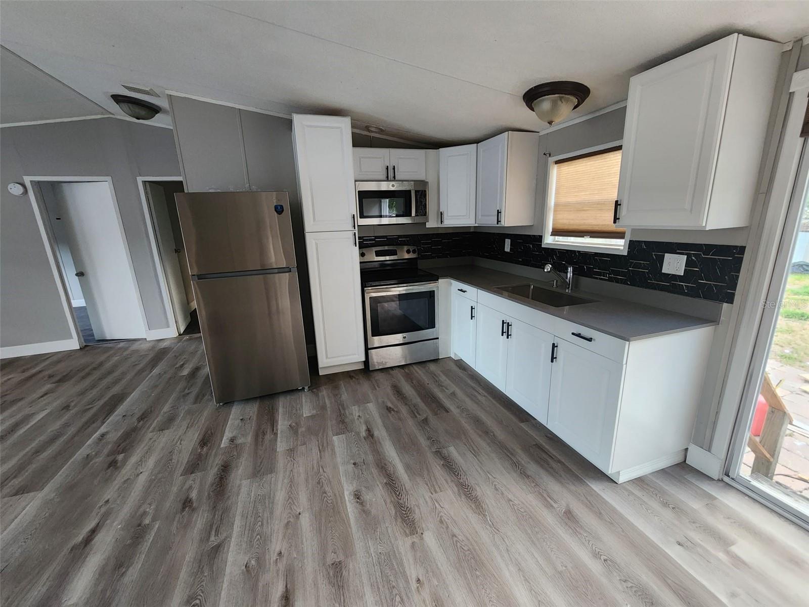 Listing photo id 2 for 9514 11th Avenue