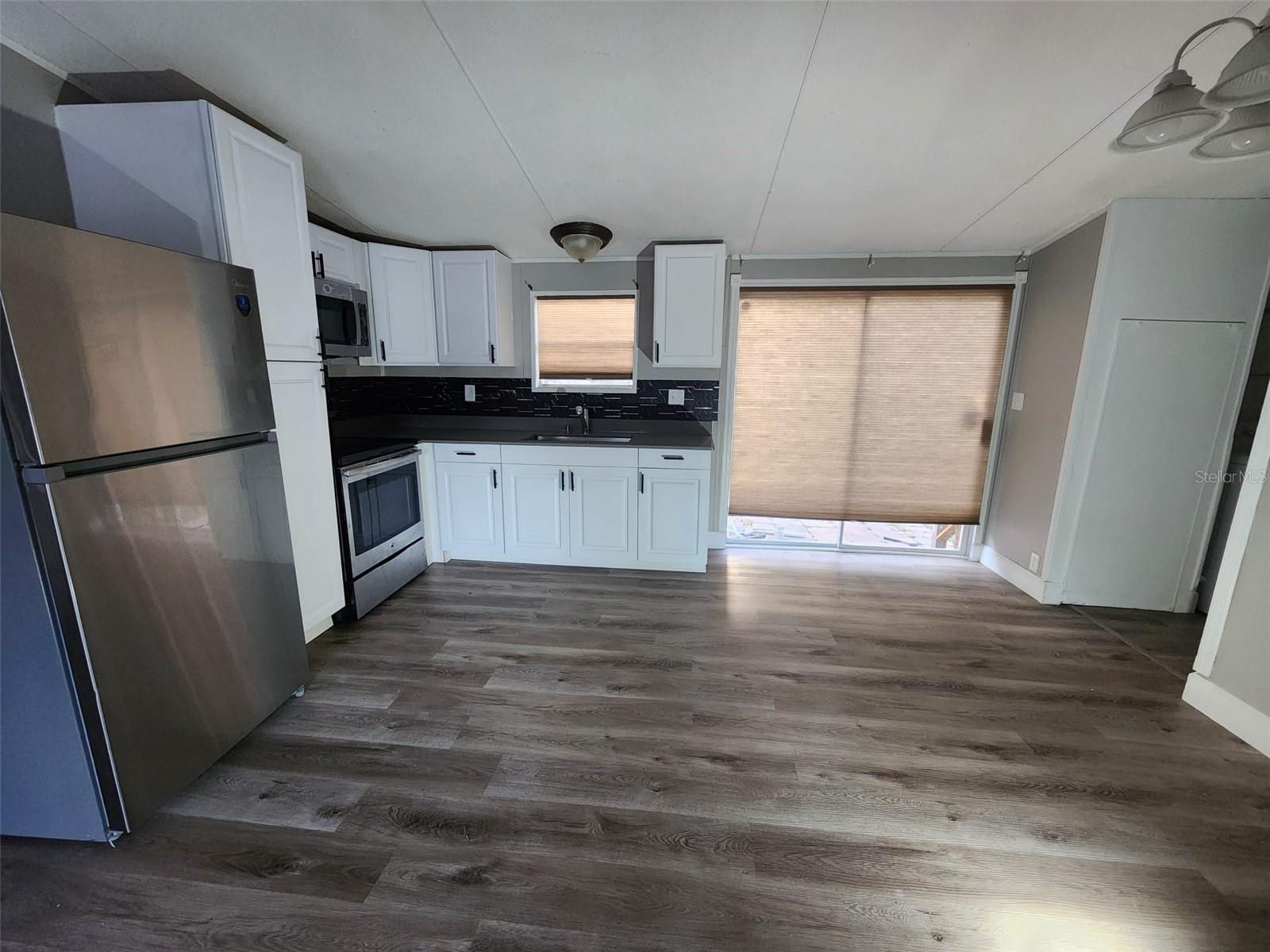Listing photo id 3 for 9514 11th Avenue