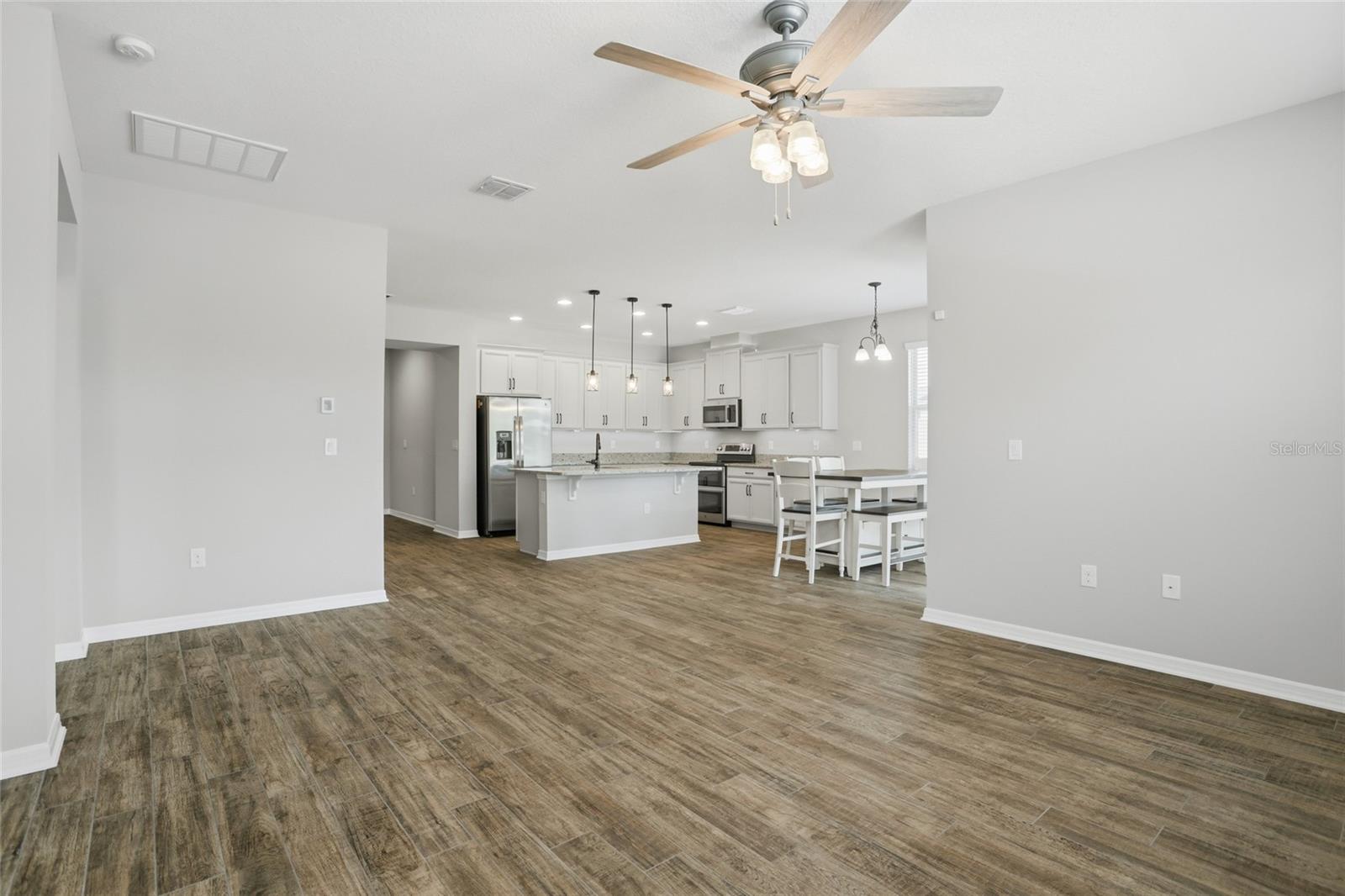 Listing photo id 11 for 2048 Prairie Sage Lane