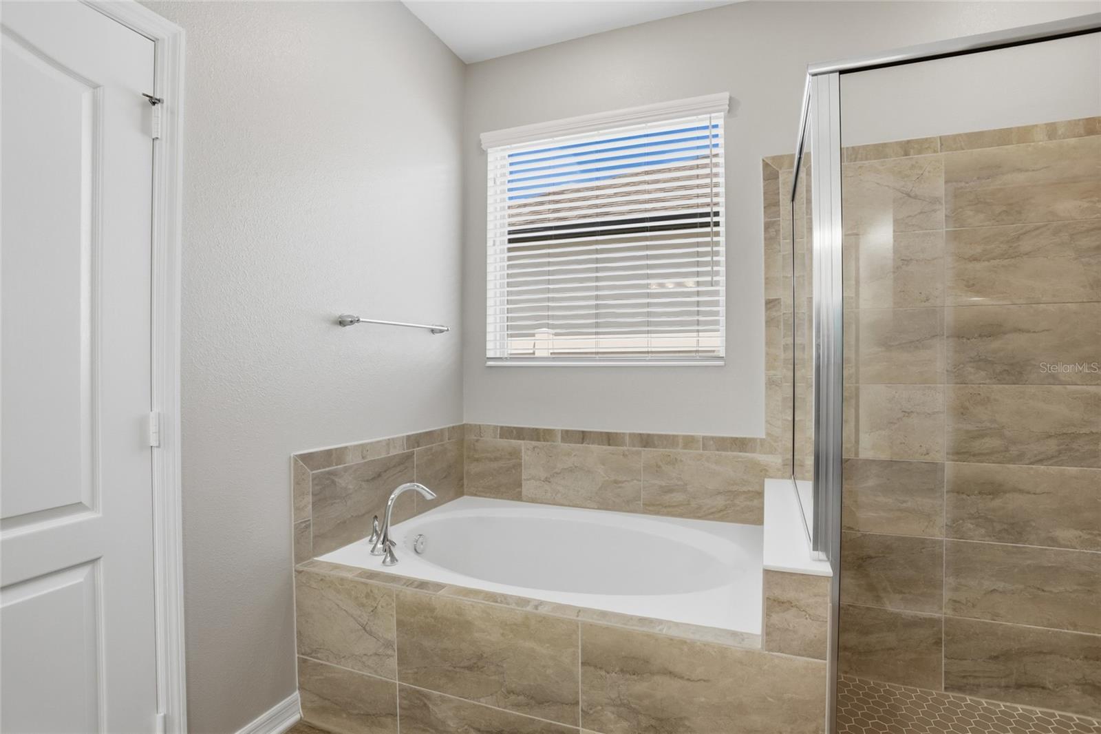 Listing photo id 21 for 2048 Prairie Sage Lane