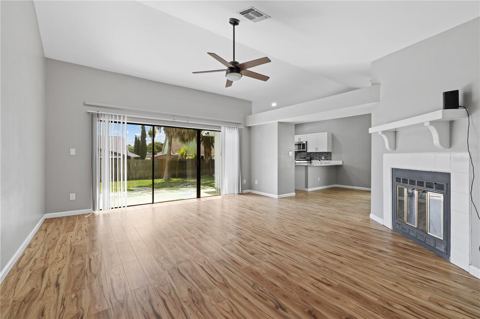 Listing photo id 14 for 1049 Neely Street