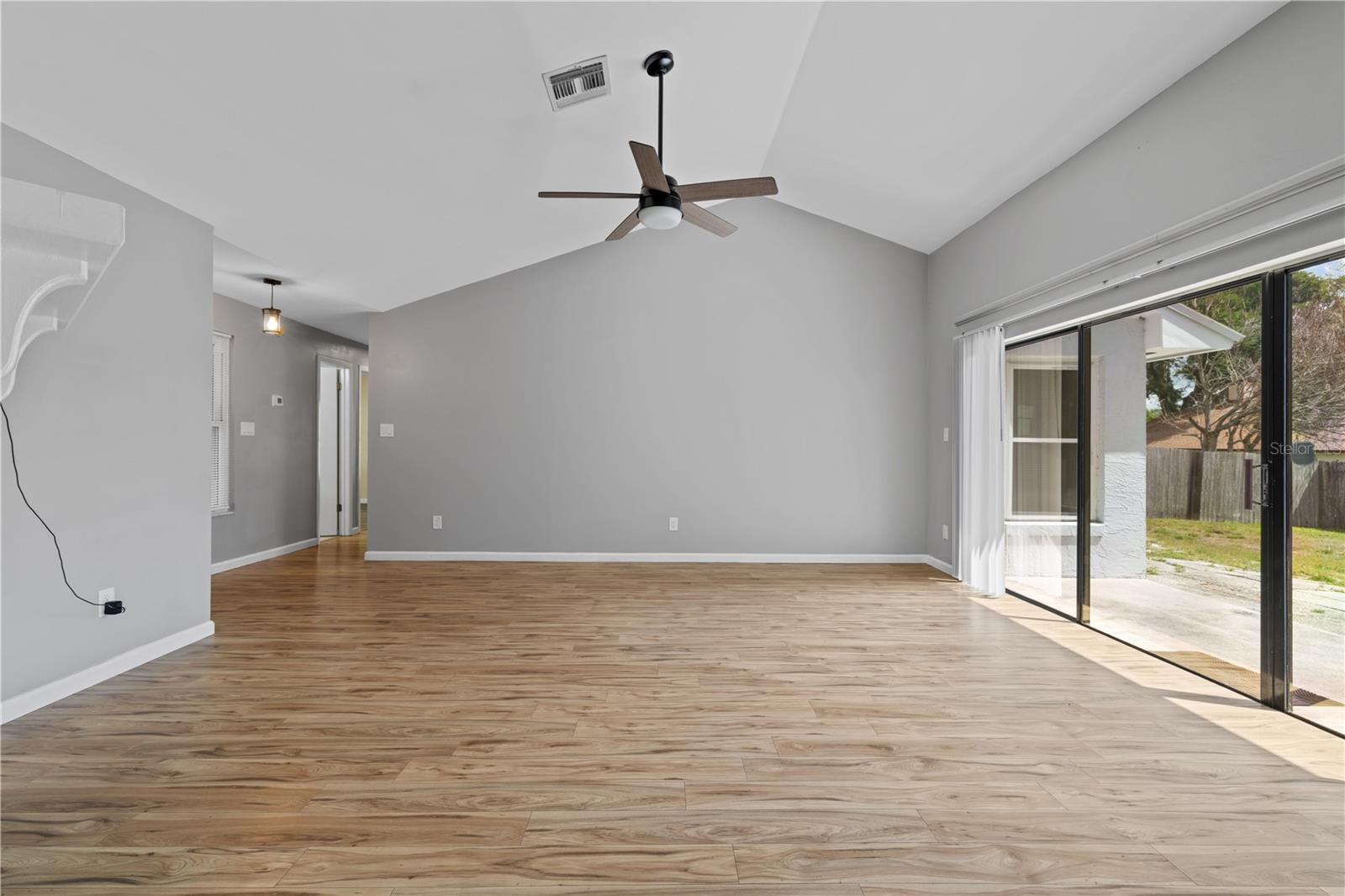 Listing photo id 16 for 1049 Neely Street