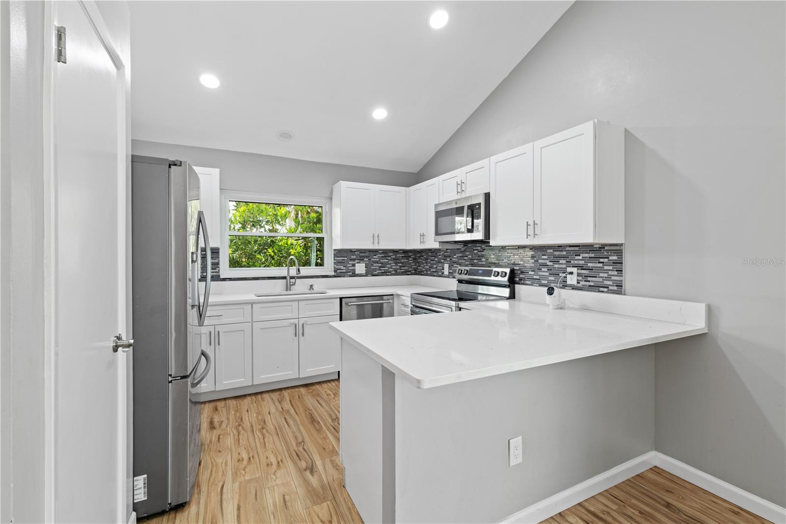 Listing photo id 23 for 1049 Neely Street