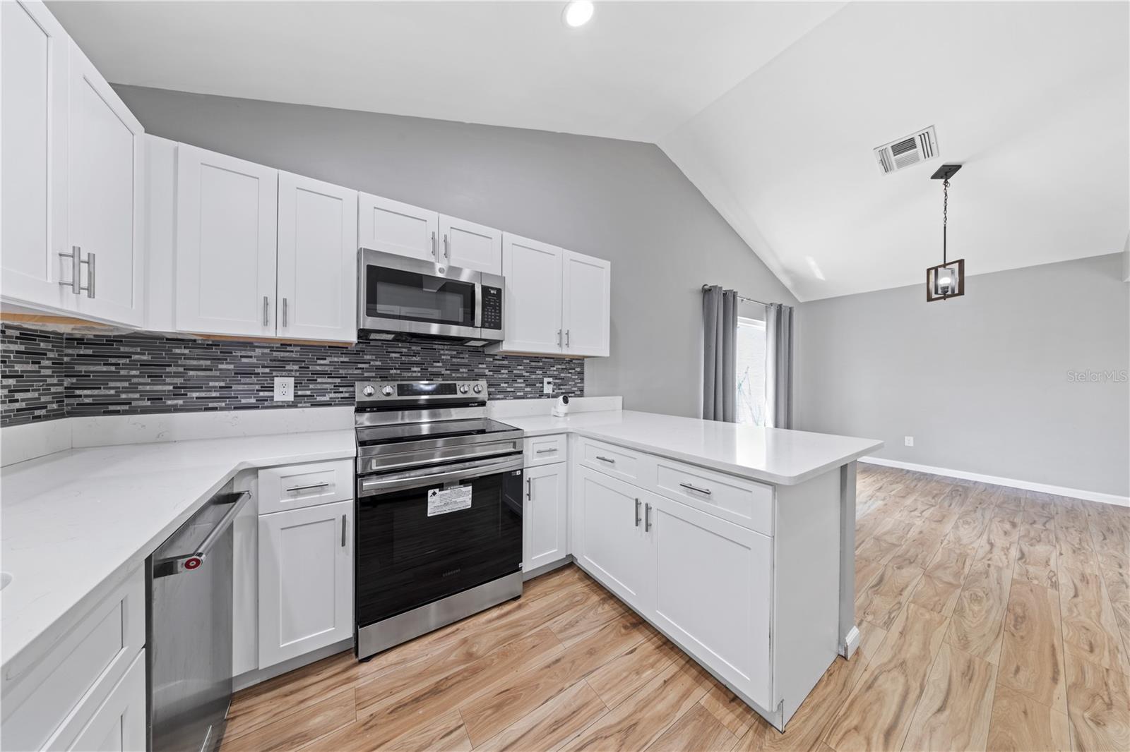 Listing photo id 34 for 1049 Neely Street