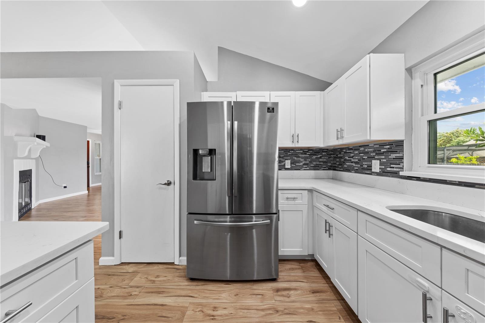 Listing photo id 35 for 1049 Neely Street