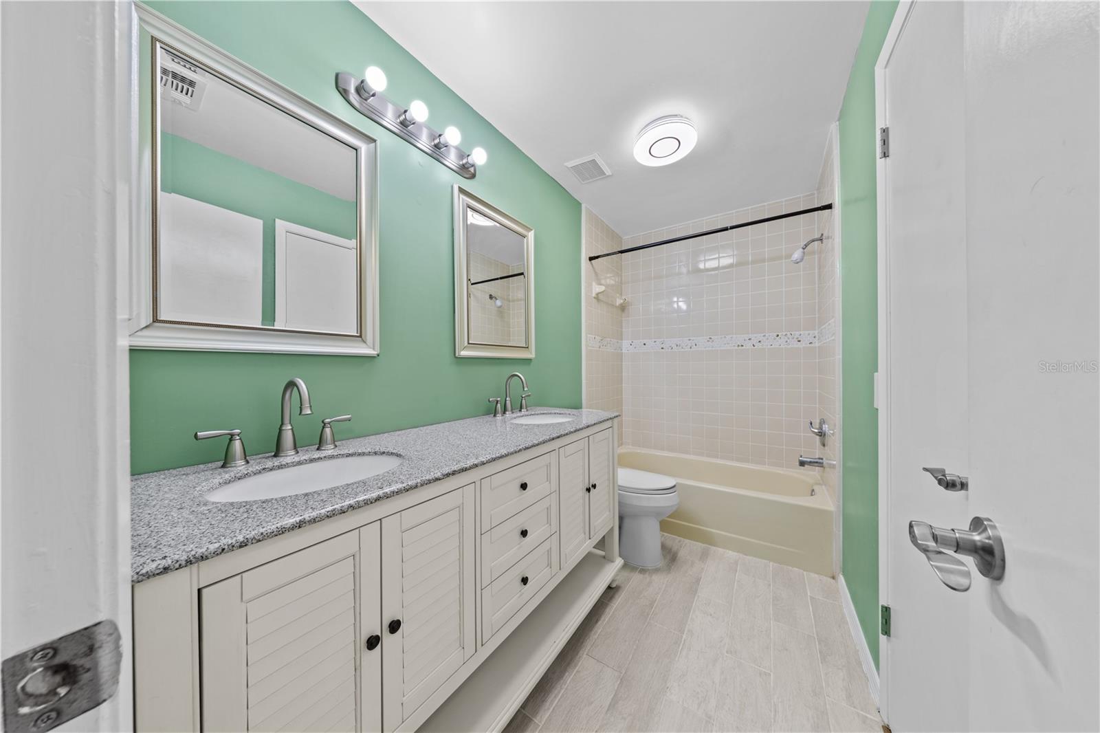 Listing photo id 43 for 1049 Neely Street