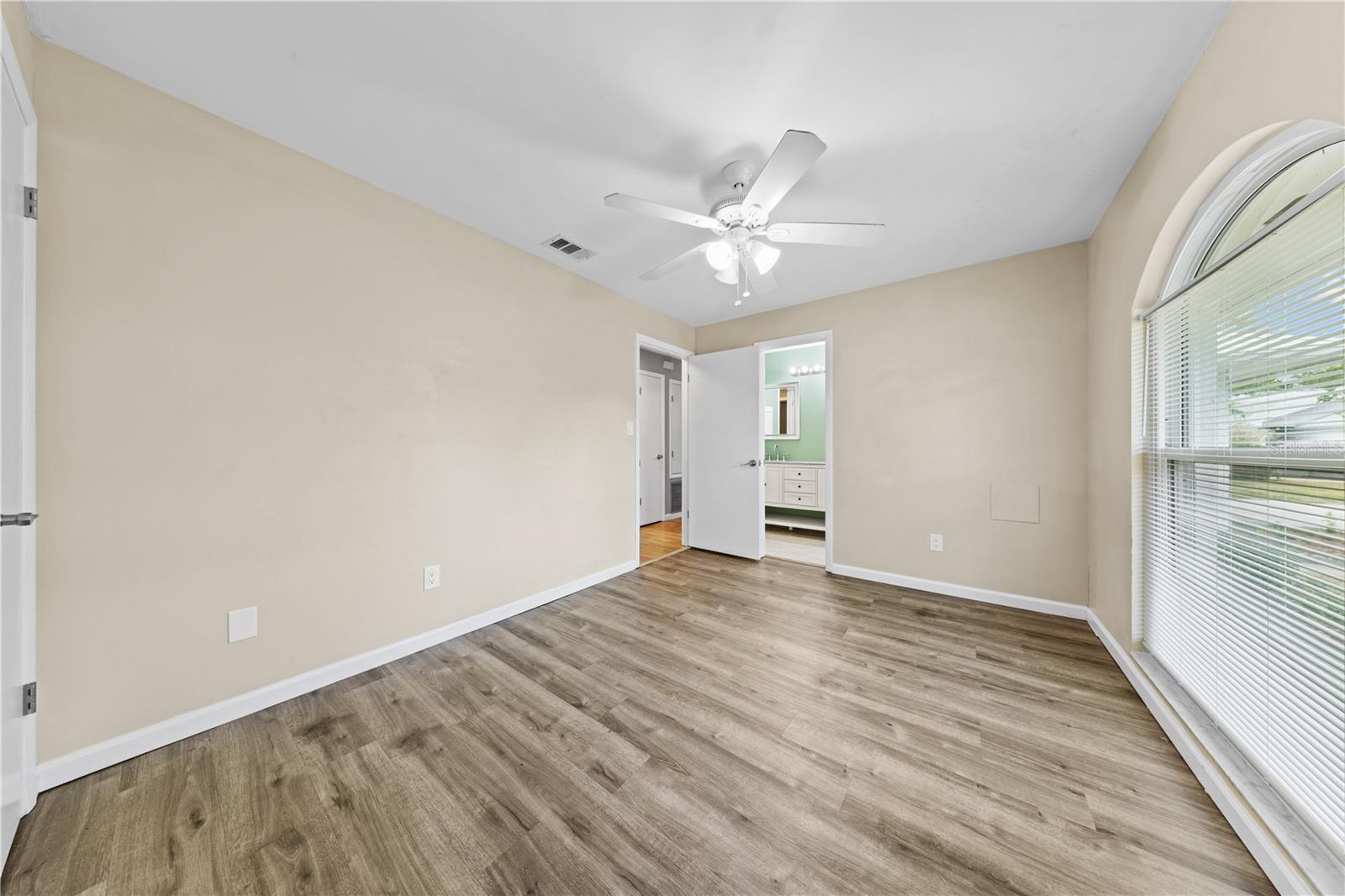 Listing photo id 48 for 1049 Neely Street