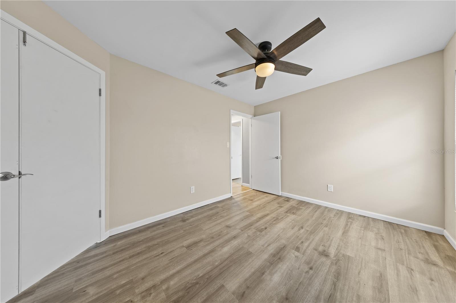 Listing photo id 52 for 1049 Neely Street