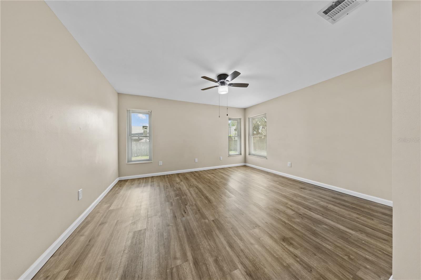 Listing photo id 56 for 1049 Neely Street