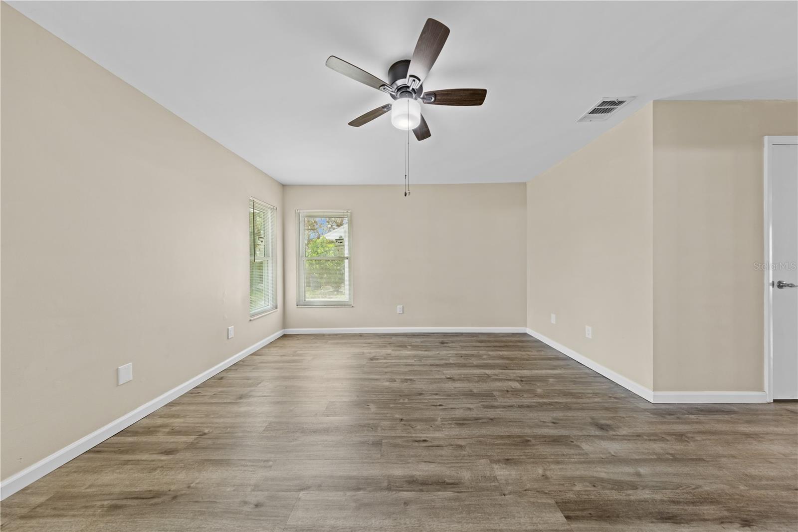 Listing photo id 60 for 1049 Neely Street
