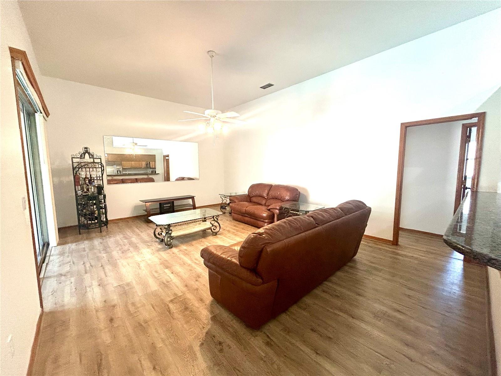 Listing photo id 12 for 1729 Buckhorn Place