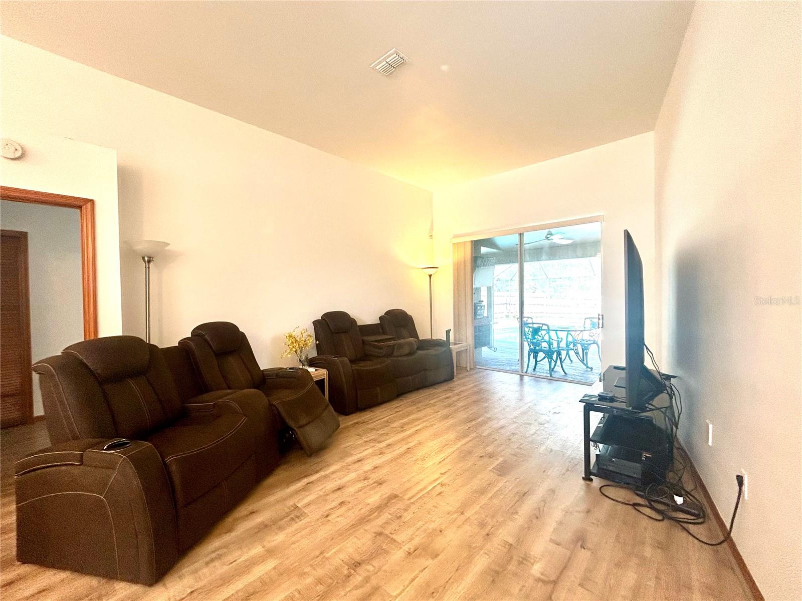 Listing photo id 6 for 1729 Buckhorn Place