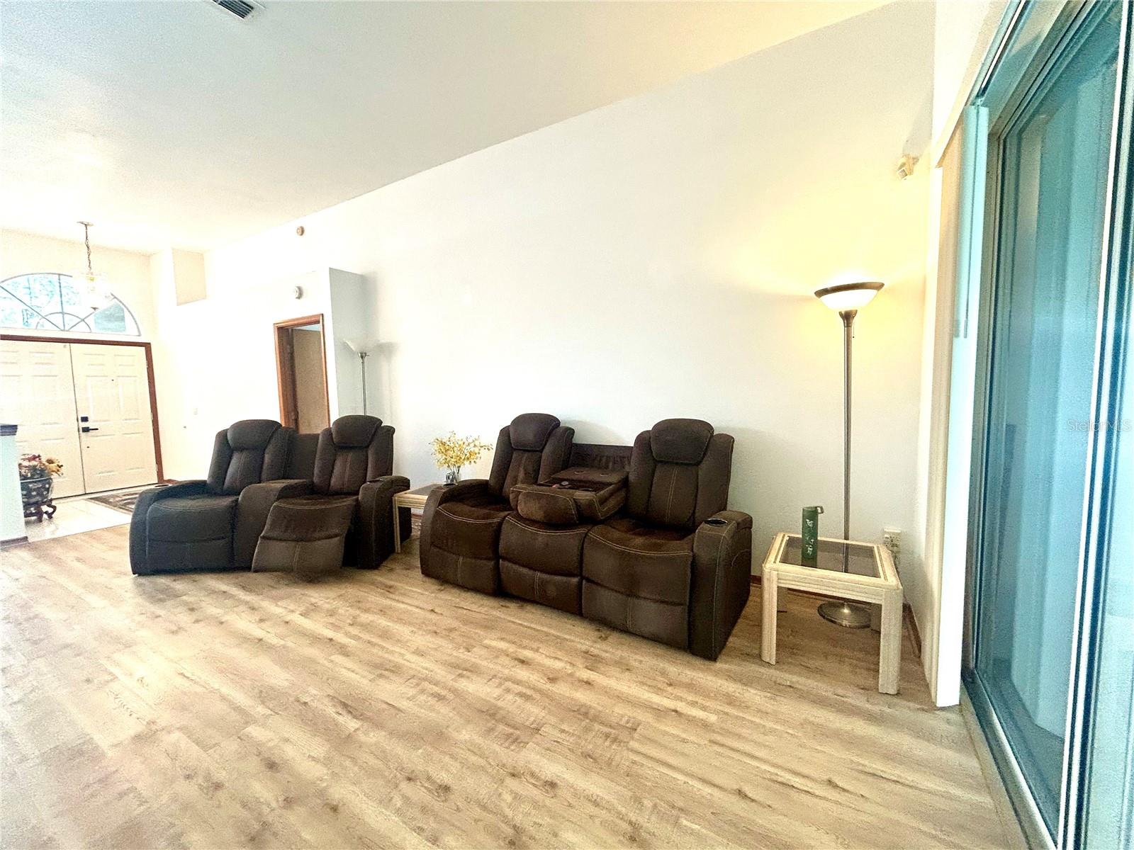 Listing photo id 7 for 1729 Buckhorn Place