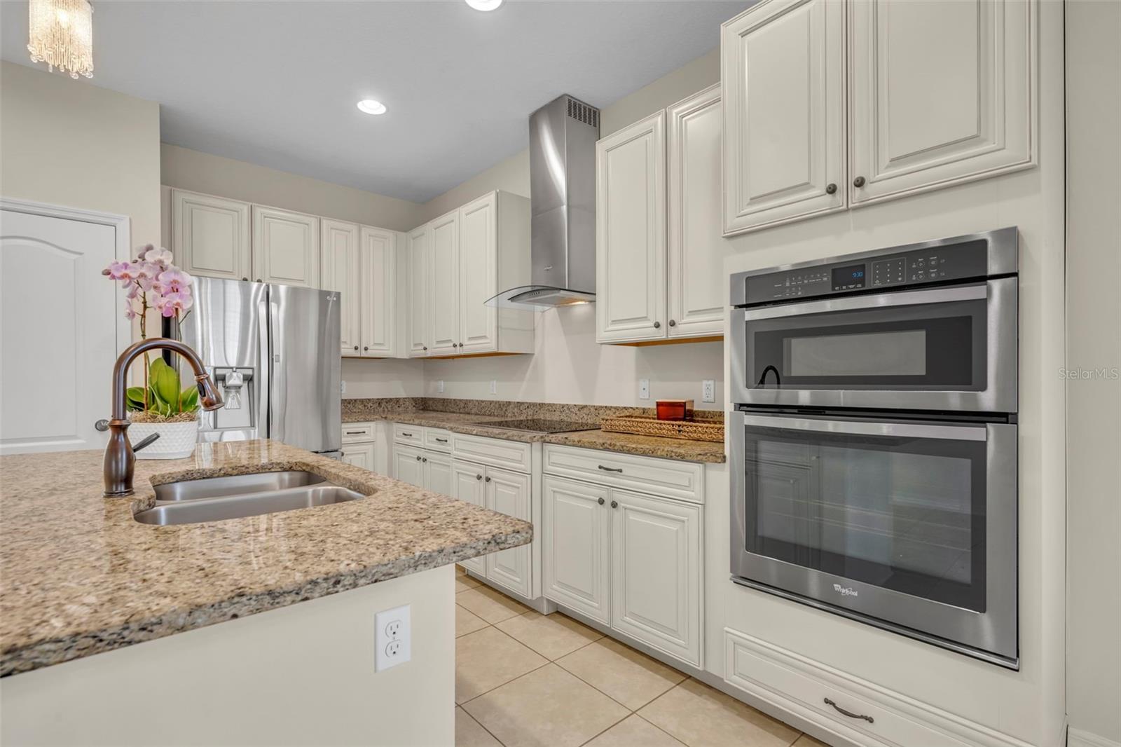 Listing photo id 8 for 8804 Lovett Avenue